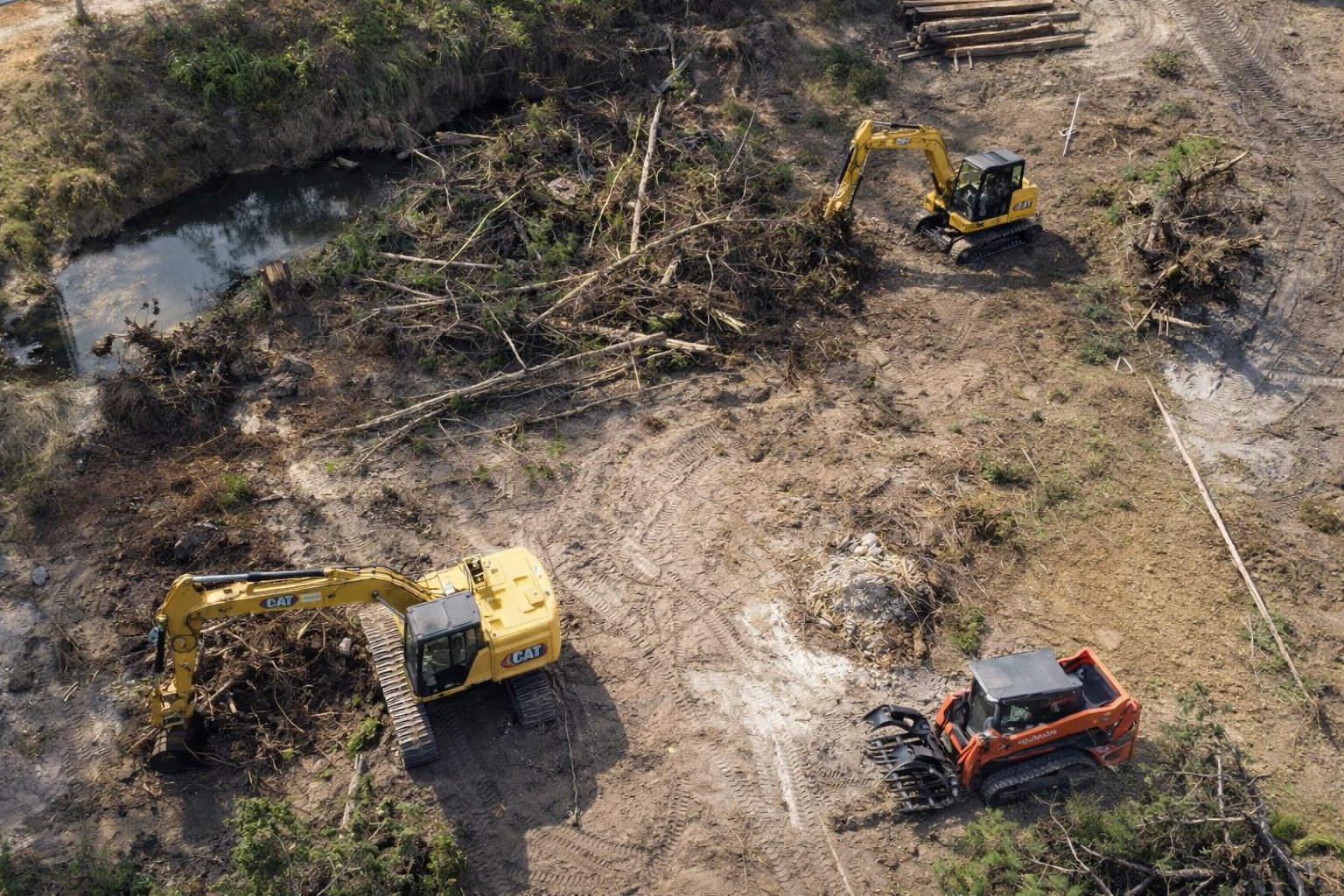 Clearing wooded 2 to 10 acre lots in Sumter County Florida for construction using heavy equipment and forestry mulching